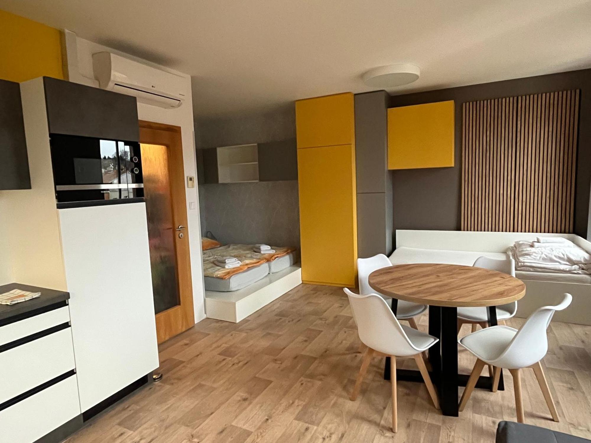 Yellow Apartment Deluxe Брно Экстерьер фото