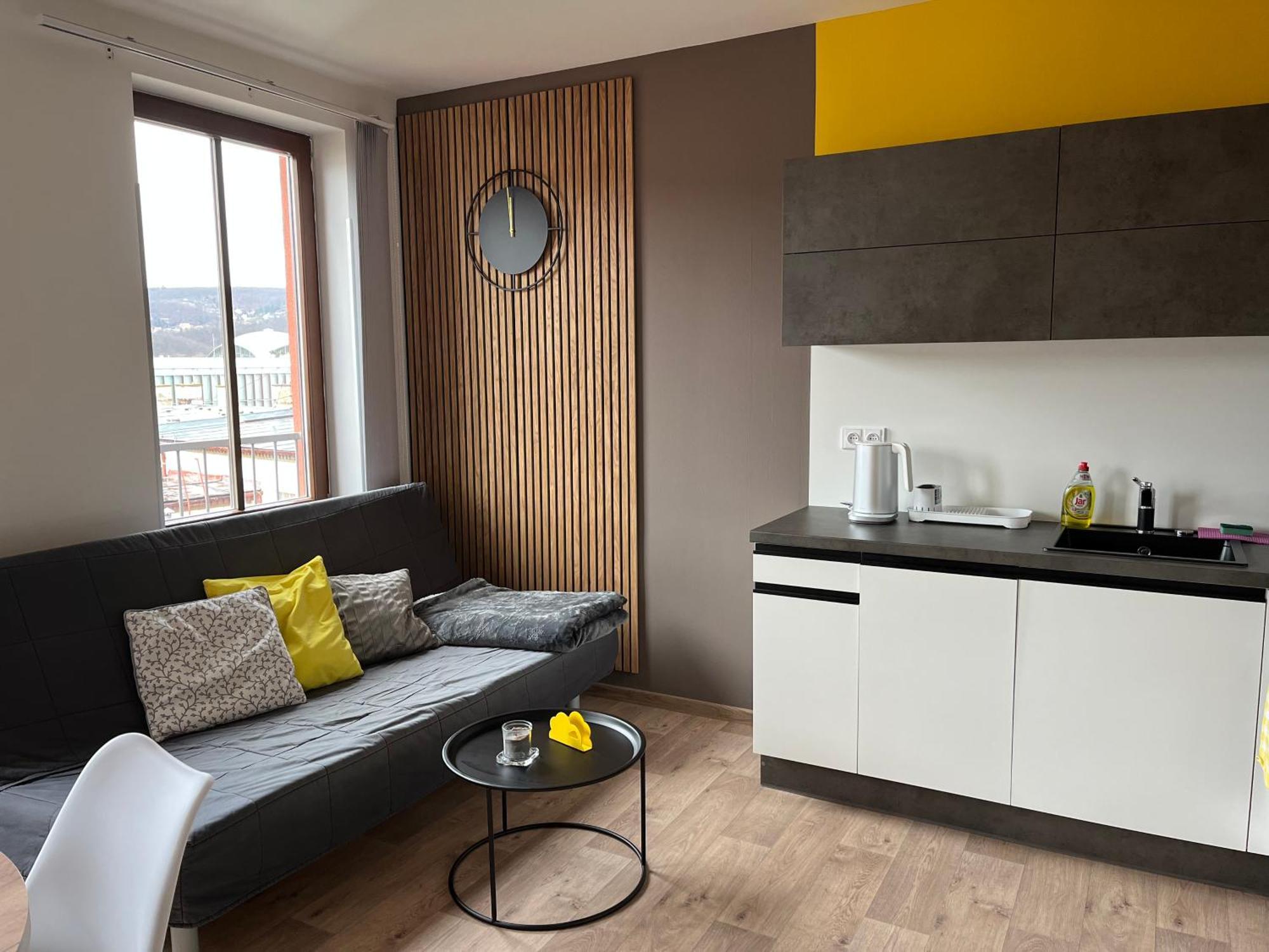 Yellow Apartment Deluxe Брно Экстерьер фото