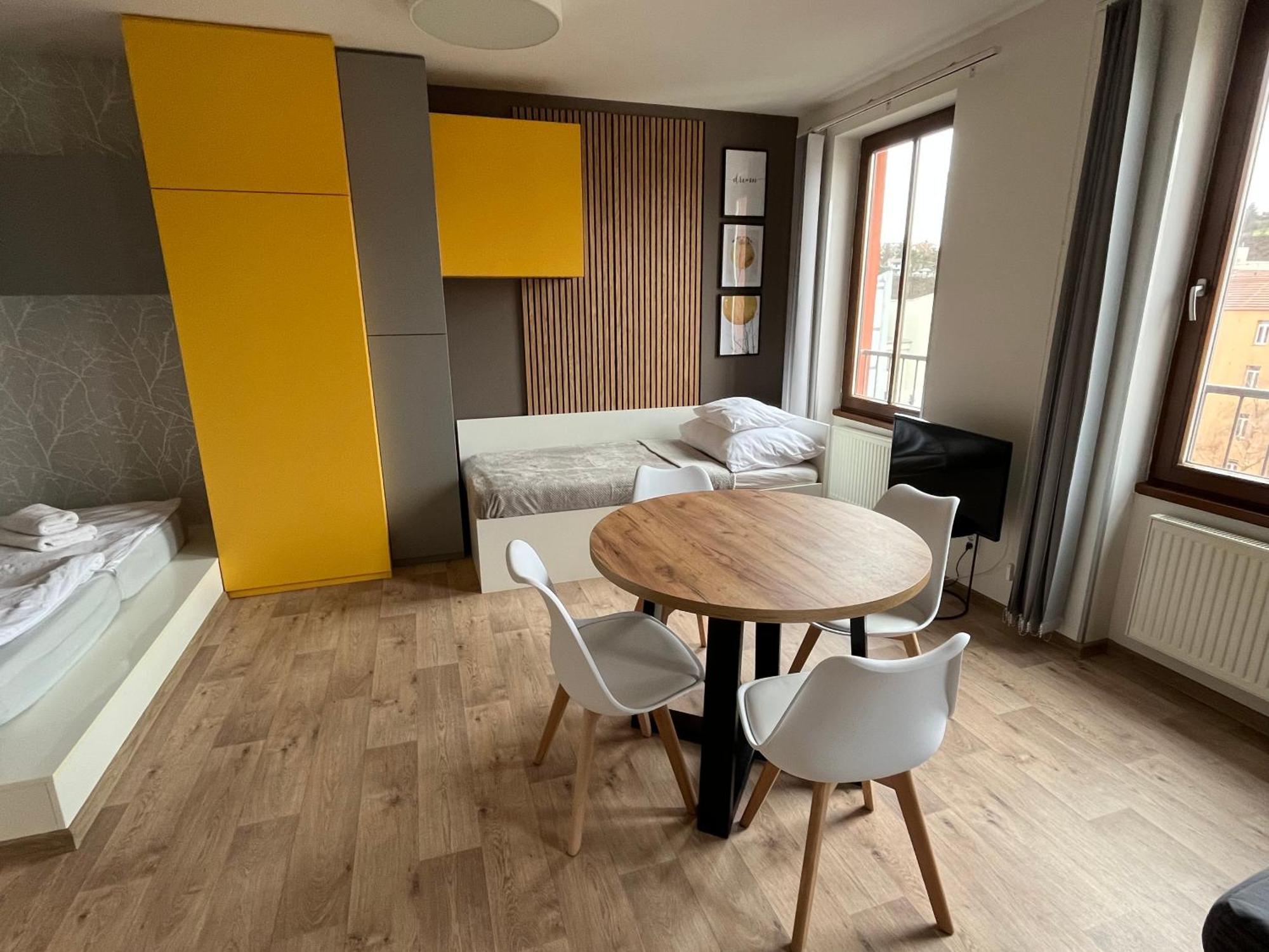 Yellow Apartment Deluxe Брно Экстерьер фото