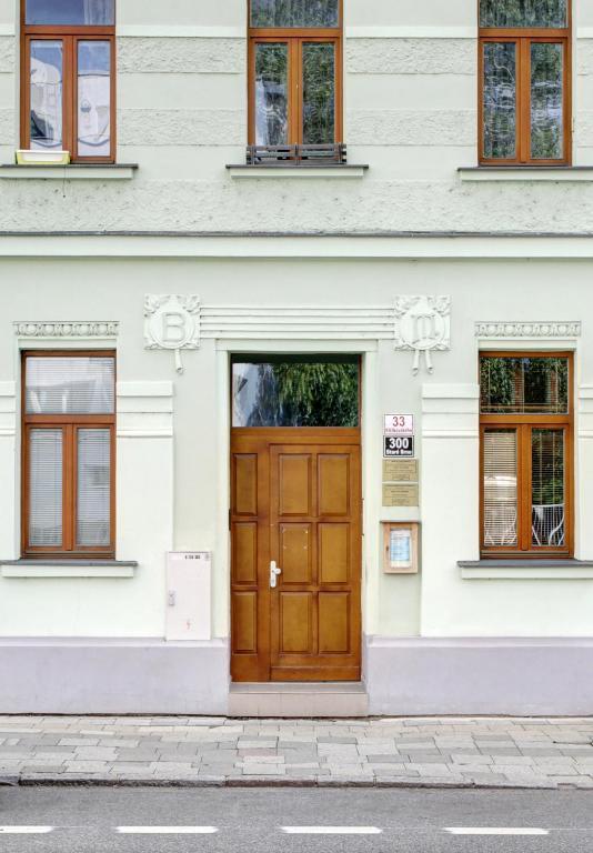 Yellow Apartment Deluxe Брно Экстерьер фото