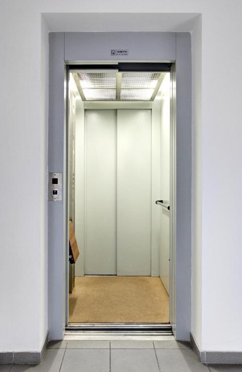 Yellow Apartment Deluxe Брно Экстерьер фото